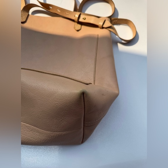 Elegant Tan Leather Tote Bag - Picture 4 of 10